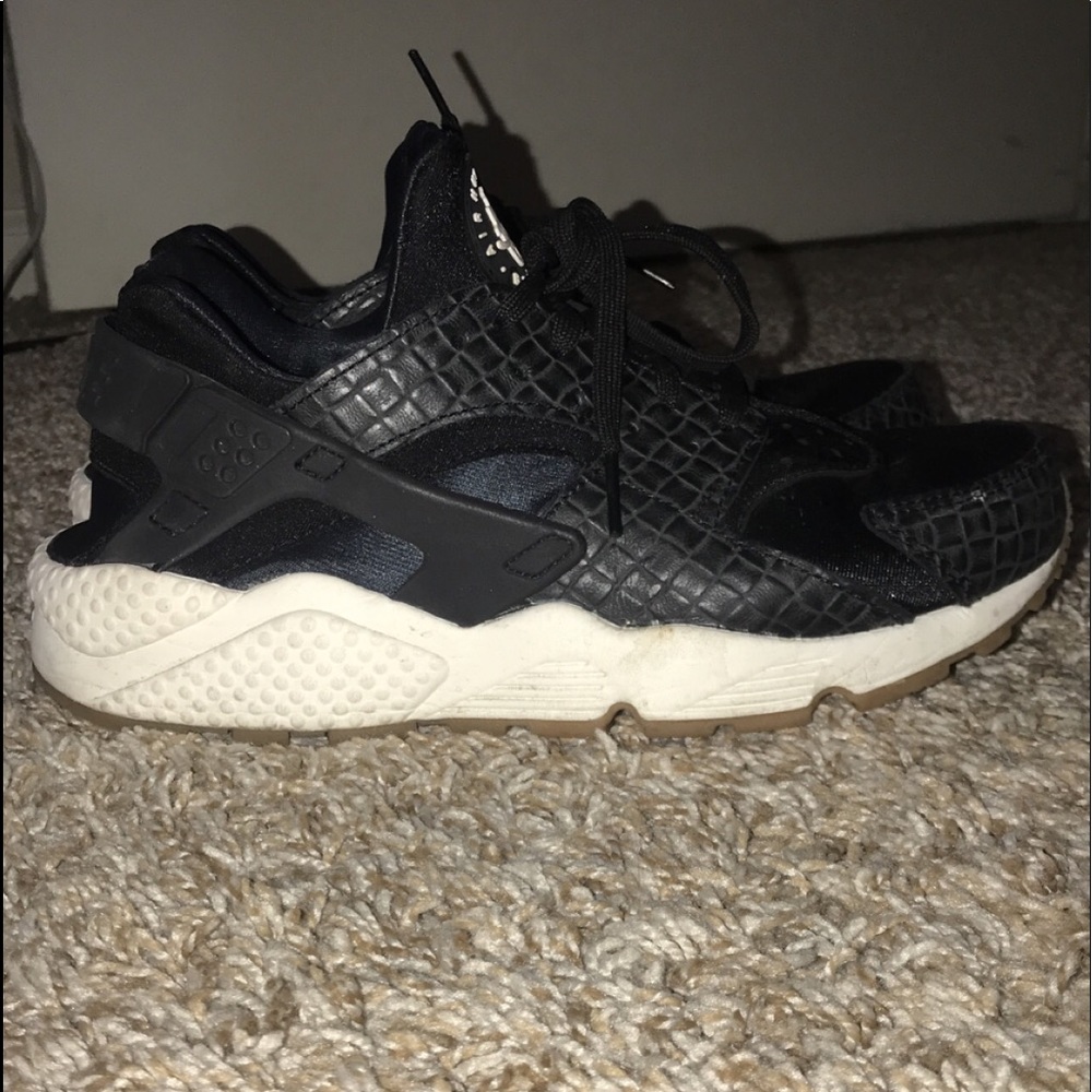black huaraches !